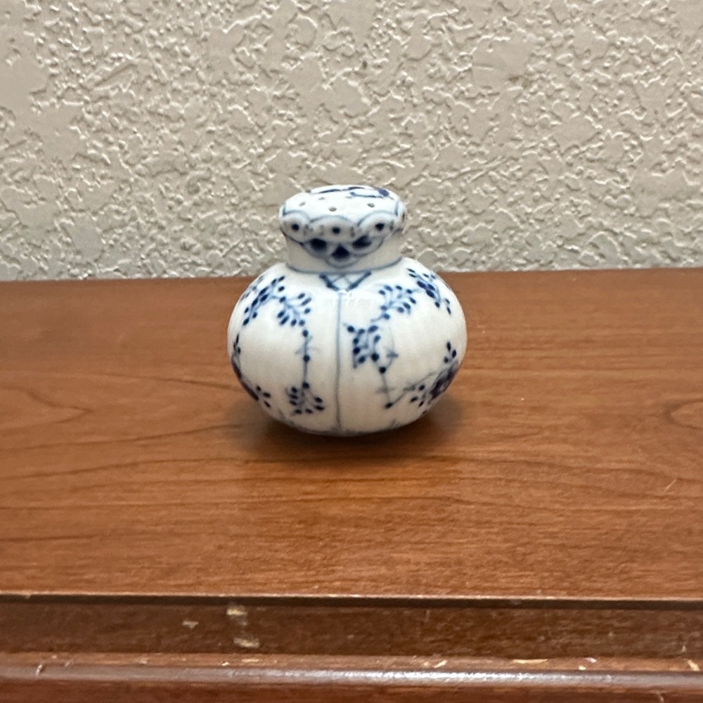 Royal Copenhagen Blue fluted Half Lace Salt & Pepper shakers - Picture 5 of 7